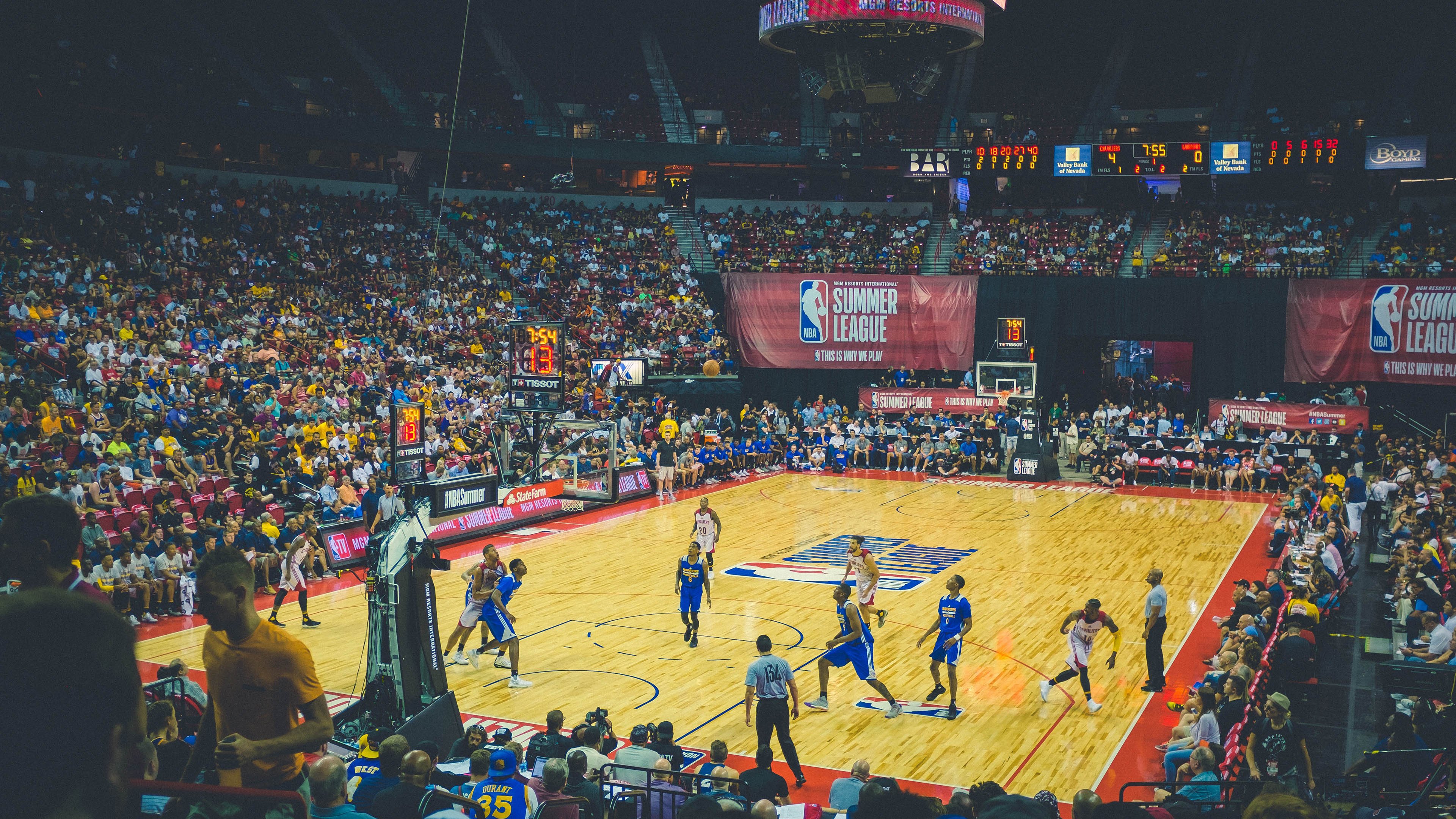 “青春逐梦”体育公益大讲堂在北京盛大开启，弘扬正能量精神，体育专题讲座