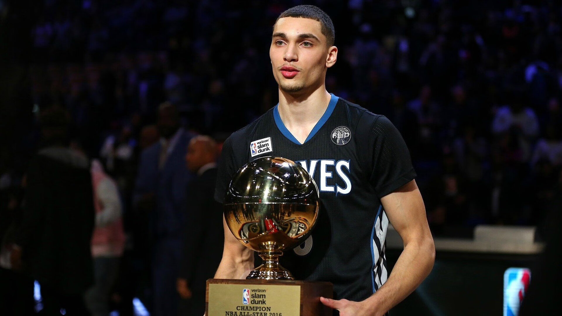 中国女足队员许某在比赛中射入绝杀球，中国女足队长出轨